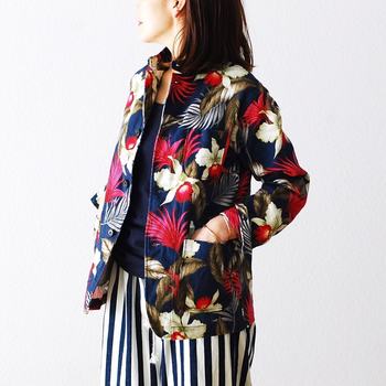 おしゃれなボタニカルジャケットは無地やストライプなどベーシックなお洋服によく似合います。
いつもはモノトーンやシンプルなものが多い人も、今年の春はちょっぴり冒険してみませんか。