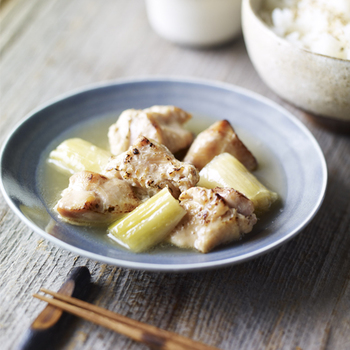 胃腸の調子が悪くなりがちな非常時には、優しい味のお惣菜があるとうれしいですよね。うまみたっぷりのグリルチキンと存在感のあるトロトロ長ねぎが、塩麹風味ででさっぱりといただけます。