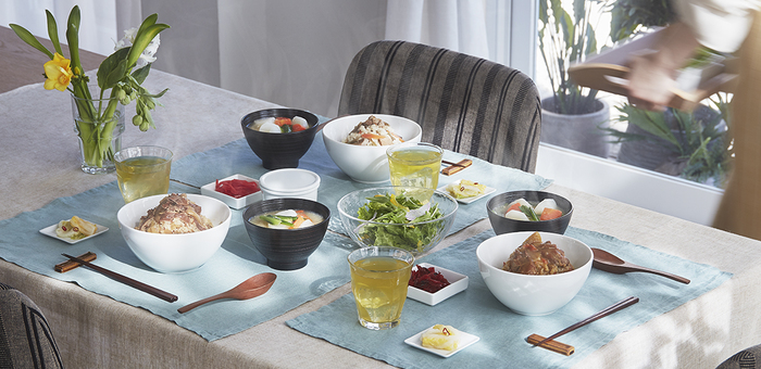 「IZAMESHI DON(イザメシ ドン)」は、ボリューム満点の長期保存食。セットの具材とご飯を混ぜるだけで手軽に美味しい丼物が食べられます。水いらずで調理できるから、水が貴重品になる災害時に重宝しそうですね。