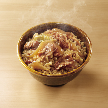 出汁のしみた牛肉とご飯がベストマッチの、がっつり系牛丼。たまに無性に食べたくなる牛丼ですが、災害時にも食べられるなんてうれしい限りですね。