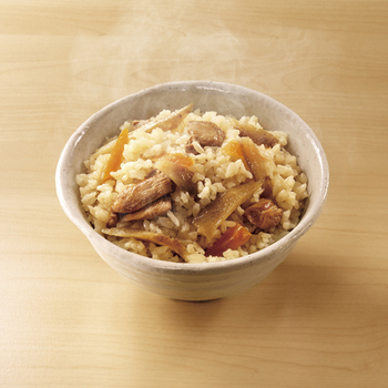 和風のお出汁で、鶏とごぼうの素材そのものの味わいを引き立てた丼。お口の中で旨みが広がる、誰にでも好まれる優しい味です。