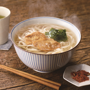 関西風の優しい味の出汁と、揚げの甘辛タレが相性バツグンの、つるりと美味しい本格手延べ麺を使用したうどんです。秋冬の災害時には、温かいものを食べられると心からホッと温まれそうですね。