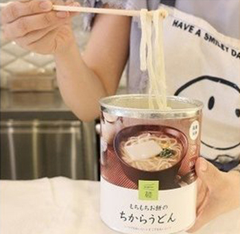 缶にお湯を注ぐだけで、美味しいうどんが手軽に食べられます。特殊な缶を使用しているので、熱くならず缶を直接手で持つことができます。保温性も高いから、最後まであたたかいうどんを味わえるのもうれしいですね。