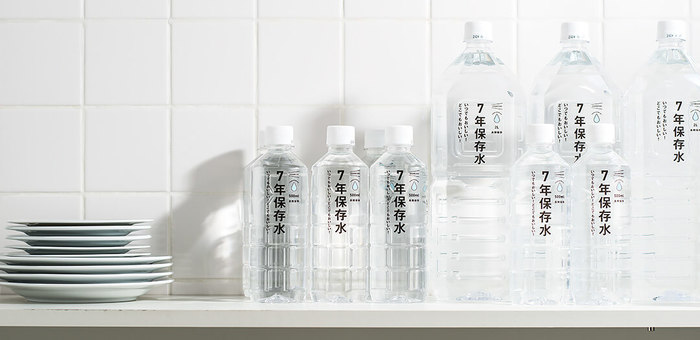 ネーミングの通り、7年経っても美味しさ・成分そのままで長期保存可能なボトルウォーター「7年保存水」。公的機関での分析検査でも、7年経過した製品の「pH値」「硬度」「ミネラル成分」にほぼ変化が無く、不純物も検出されないことが実証されています。持ち運びに便利な500mlボトルと、備蓄に重宝する2ℓの二つのサイズから選べます。