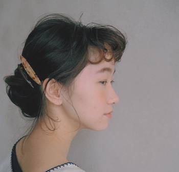 作ったお団子にバレッタやヘアピンなどをプラスしてアクセントをつけてもいいですね!また、上手にまとめられず、ごちゃごちゃになってしまった時にも、大き目バレッタを使えばカモフラージュできますよ!