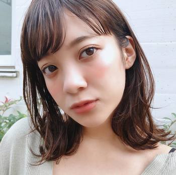 頬の中心にふんわりぼかすように丸く入れると、大人可愛い雰囲気に。
春はツヤ感のある仕上がりも人気なので、リキッドタイプを使うのもおすすめです。