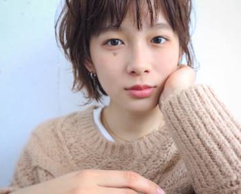 一重・奥二重さんの場合は、下瞼の方を濃くした使い方も遊び心があって素敵です。
上瞼は控えめにして下瞼でコーラルメイクを楽しんでみましょう。
