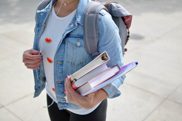 学生時代は、勉強に部活、アルバイト、趣味etc... と忙しかった人も多いのでは?大人買いはできない学生にとっておしゃれ映えするリーズナブルな時計はありがたい存在。それに、ずっとつけていても邪魔にならないサイズ感だし、もう、つけていないと落ち着かないくらい好きだったな… そんな学生時代の相棒は「casio」の時計たち。可愛くてお手頃価格なので、デザイン違いをいくつも持っていたり。そんなcasio時計を、実は私は今も愛用中です。何度も買い足しながら、共に過ごしています。子育て中もパート先でも、傷や汚れを気にせず使えるし、これぞ、ずっと変わらない永遠の友です。若い頃の原点の時計…いくつになっても一番愛着があり、思い入れのある時計です。