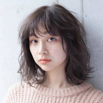二重さんは、二重幅より少し広めにアイシャドウをのせてあげるとナチュラルな仕上がりに。
コーラルカラーのワントーンメイクで、ナチュラルで優しい印象に。