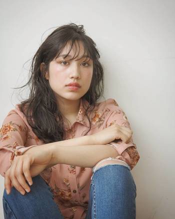 大人っぽく見え、発色の良さで人気のマットリップ。
指でポンポンッと唇に乗せると、大人ナチュラルな抜け感のある仕上がりに。