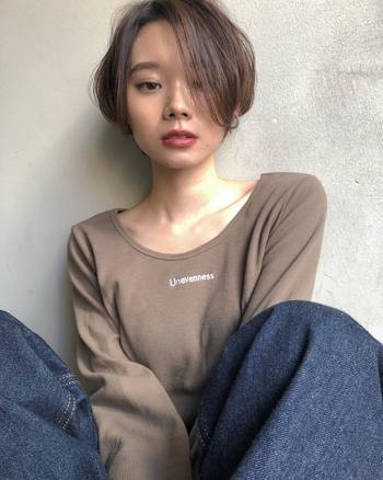 輪郭を見せたすっきりショートヘア。顔周りをふわっと巻くことで、立体感のあるヘアに。丸みのあるマッシュヘアは可愛らしい印象になりがちですが、大人っぽく見せるなら長め前髪をナチュラルに流すのがおすすめですよ。