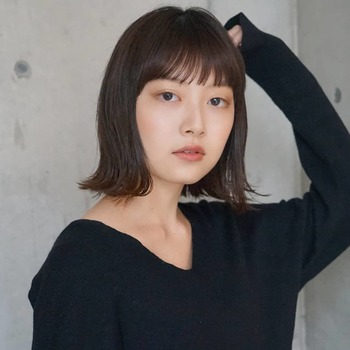 シンプルに毛先だけをハネさせた、モードな雰囲気の切りっぱなしボブ。綺麗に揃った切りっぱなしボブはきっちりとした印象がありますが、アッシュブラウンの透明感がナチュラルさをプラス。