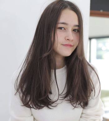 毛先のみを少しだけワンカールさせた、清楚な印象のロングヘア。ストレートは、ツヤ感が一番引き立つヘアですので、髪を美しく魅せたい方におすすめ。また、オフィスにもおすすめのヘアスタイルです。
