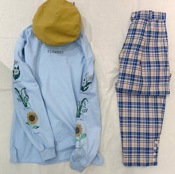 無地だとシンプル過ぎて少し物足りなさを感じる人におすすめなのが、お花のプリント入りロングTシャツ。部分的ではあるものの華やかさとおしゃれ度が格段にアップ!
ボトムに柄物を合わせてもこなれ感が出ますね。