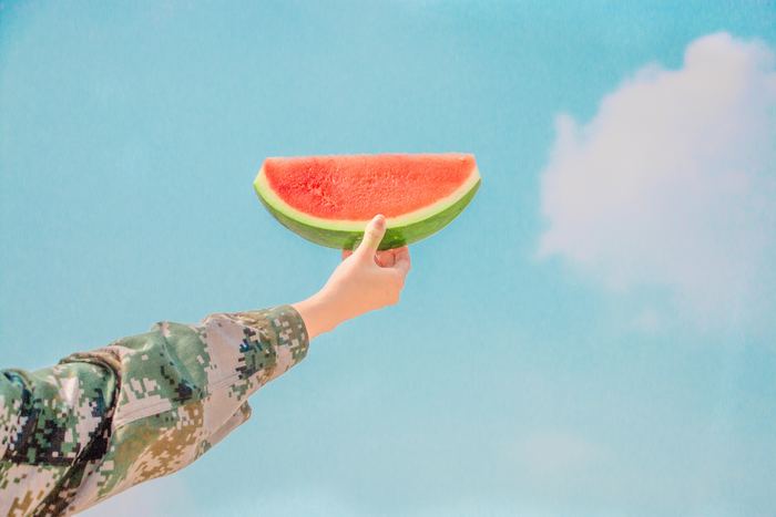 強い日差しの中で気温もぐんぐん上がってくる夏は、爽やかなものや清涼感のあるものが恋しくなる季節。見た目も涼しく、肌ざわりも心地よいクッションカバーを選びましょう。