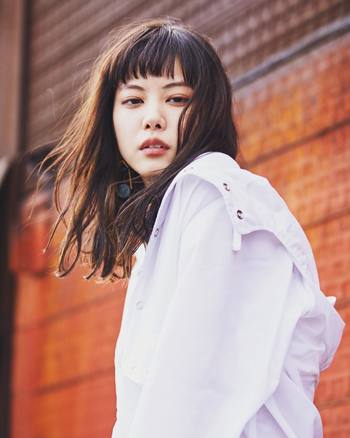ヘアワックスなどで毛束感を出すと、今風のこなれたイメージに。ナチュラルだけどきちんと手をかけていることが伝わるアレンジです。