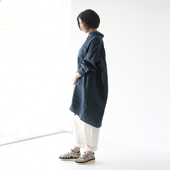 レイヤードしてもっとおしゃれに シャツワンピース ワイドパンツ の着こなし帖 キナリノ