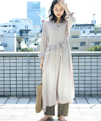 レイヤードしてもっとおしゃれに シャツワンピース ワイドパンツ の着こなし帖 キナリノ