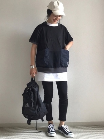 白tもいいけど黒tも可愛い 大人の 黒tシャツ 着まわしコーデ キナリノ