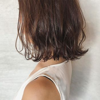 ヘアブラシにはいろいろな種類がありますので、自分の髪質に合ったものを選ぶことがポイントです。人それぞれ違うので、自分の髪のコンディションについてよく知っておくといいですよ。商品の説明をよく見て、細くて柔らかい髪、太い髪、くせ毛など、どんな髪質向けの商品なのかの記載に特に注目してみてください。