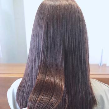 ヘアブラシは、使う目的に合わせて選ぶ方法も。ブラッシング用、スタイリング用、シャンプー用、など目的は様々。1本でヘアケアが上手くいかないときには、目的別にアイテムを使い分けてみるのも良いでしょう。また、傷んだ髪に効果が期待できるアイテムもありますので、その時々の髪のお悩みやトラブルに合わせて選ぶのもコツです。