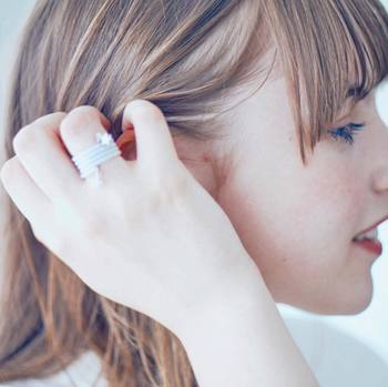 日ごろからヘアブラシで髪の毛をとかしてもつれなどをほぐしておくことで、抜け毛や切れ毛などの予防に役立ちます。また、髪の毛に付いたホコリやゴミ、フケなどの汚れも落としてくれるので一石二鳥!頭皮のマッサージにもつながり、良好な頭皮環境を維持できることから、美髪効果が期待できますよ♪