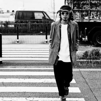 東京を拠点に活動するアーティスト、鶴堀貴之(つるぼりたかゆき)のソロプロジェクト。弾き語りで培った歌を軸に、ブルース、ファンクなどのブラックミュージック、オルタナティブ、アンビエントを取り入れ、レトロフューチャーな世界を描きます。