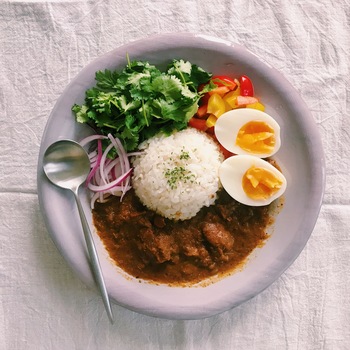 パクチーをたっぷりと盛りつけた、エスニック風なワンプレート。スパイスとパクチーのコラボレーションは、一度食べたら病みつきになりそう!
【編集部撮影画像】