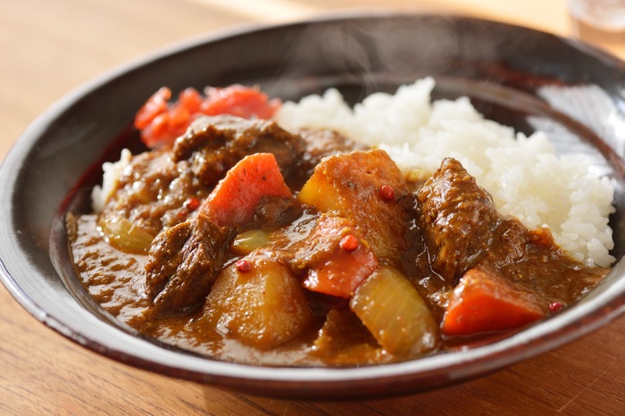 『カレーの恩返しカレー』の元となったスパイス『カレーの恩返し』は、ほぼ日の糸井重里さんとスパイスのプロフェッショナルである、マスコットフーズ株式会社が一緒に考えた、ほぼ日オリジナルのスパイスミックス。おうちカレーにこのスパイスを入れるだけで、いつもよりちょっと特別な仕上がりに!