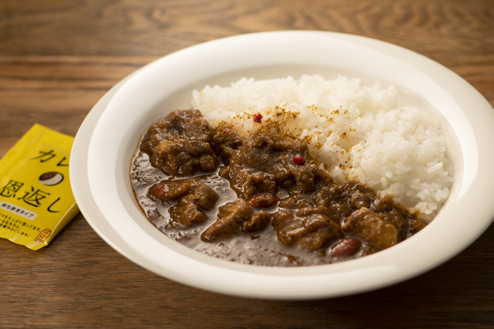 『カレーの恩返しカレー』は、まるでお店で食べるカレーのよう!レトルトなので忙しい日でもすぐに美味しいご飯が完成。ワーキングママや忙しい現代人の見方なんです。