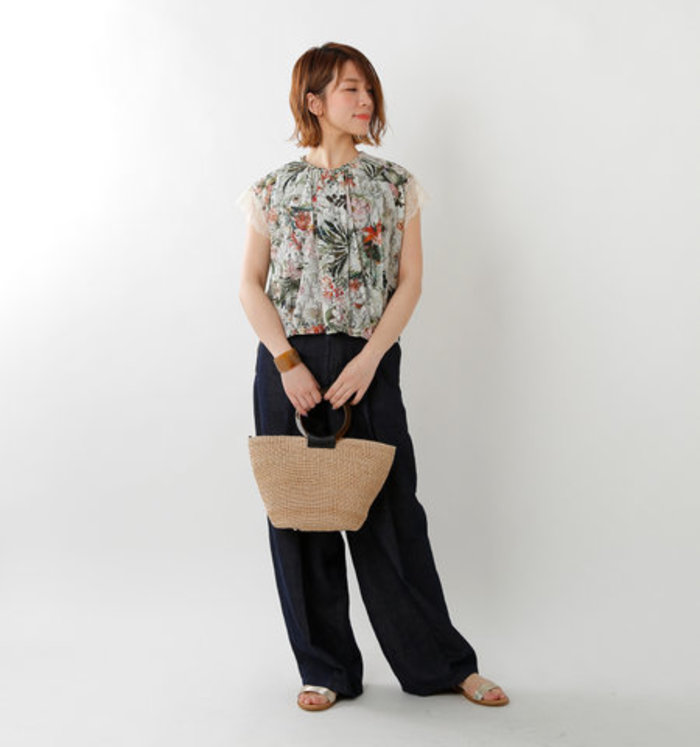 つつましく、華やかに。大人に似合う「花柄アイテム」コーディネート 