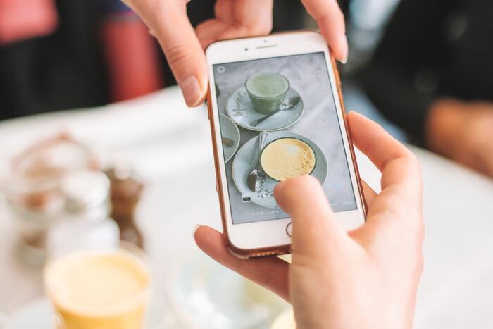 パソコンやスマホで目を酷使して「眼精疲労」になると、青くまや目の下のたるみの原因になります。