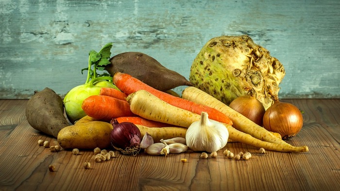 冷蔵庫に入れないで保存しておきたい野菜の収納にも使えます。風通しの良い冷暗所に吊るしておけば野菜の持ちがよくなりそうです。
