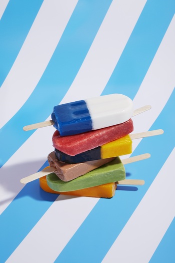 ビビッドカラーが夏らしいアイスキャンディー。青はスーパーフードの「スピルリナ(リナブルー)」、黒は「竹炭」というようにどれもナチュラル素材で着色をしているそう。身体に優しいのが嬉しいですよね。