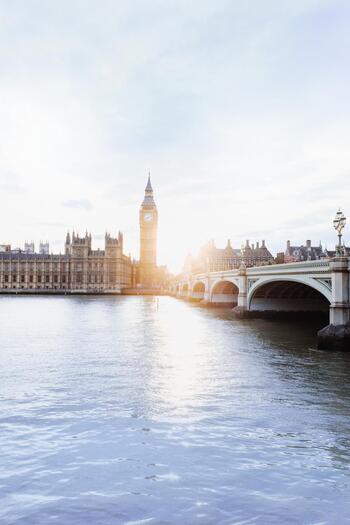 英語は長く触れれば触れるほど上達していくものなので、留学が近道なのは本当かもしれません。しかし、日本にいながらでも、ビジネスレベルの英会話を習得したなんていう方も、たくさんいます。楽しみながら毎日コツコツ頑張れば、上達を実感できるはず。