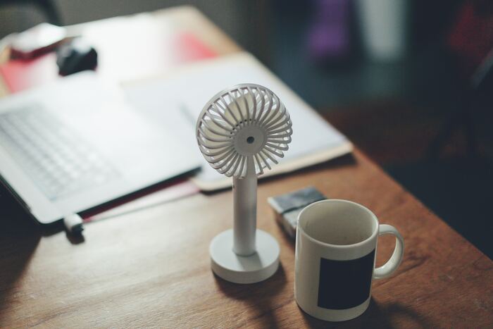 最近ではUSB充電で使える小型のファンもあります。ソファに座ってゆっくりしたい時や、夏の暑い日のお出かけにも活躍してくれますよ。