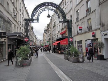 ホテルTinahの向かいにある、プティ・カロ―通りを抜けてそのまま進むと、モントルゲイユ通りに。この通りには、カジュアルなレストランやカフェが多く立ち並び、どこに入ろうか迷ってしまいます。