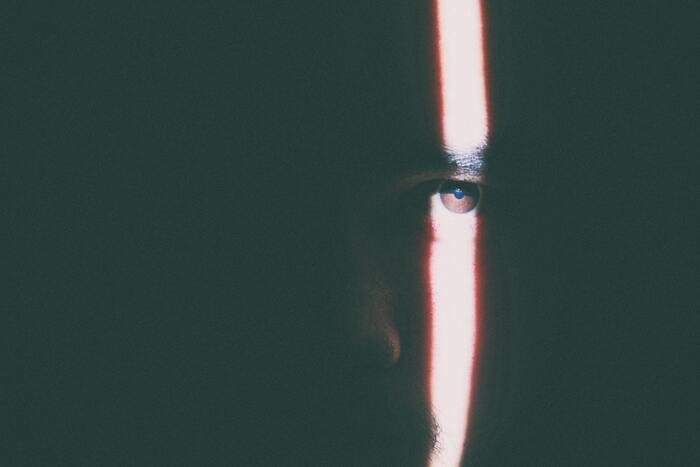 江戸川乱歩自身が「反戦文学として執筆したのではない」と語っている通り、その結末からは、戦争によって生み出されたわけでもなさそうな、人間の生まれ持つ恐ろしい性を垣間見られることでしょう。