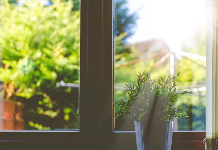 夏の暑い日の、帰宅後おうちのドアを開けた瞬間に感じる、あの“ムオン…”とした重く暑い空気が苦手という方、多いのではないでしょうか。急いで窓を開けたりエアコンをつけ、サーキュレーターで空気を回してあげることによって、徐々に過ごしやすい温度になっていきますが、それは「人間の身体」にも同じことが言えます。
「暑い」と感じたときには食べ物や着ている服を調整して、体から熱を逃してあげることで快適に過ごすことができますよ。