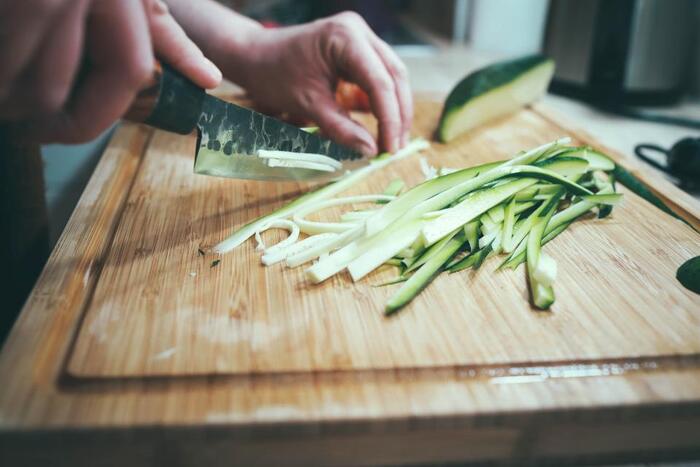 夏に採れる野菜や果物はカリウムと水分が多く含まれているため、利尿作用があります。尿は身体の熱を一緒に逃してくれ、体温を下げることができます。特にきゅうりは90%以上が水分!カリウムも豊富なんです。