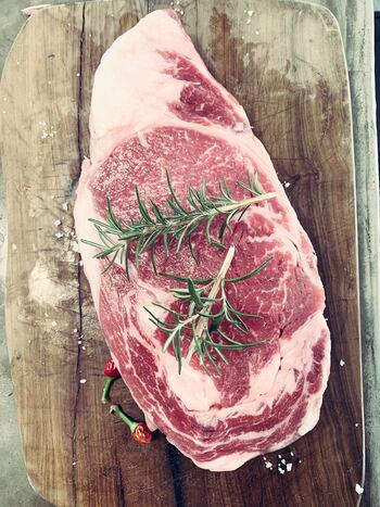 「お肉」もたんぱく質含有量が多い食材。カロリーや脂質を抑えるためには、赤身肉を選ぶようにしてください。牛もも肉や豚ヒレ肉がおすすめ。