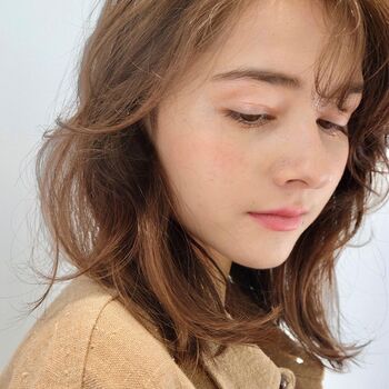 カラーアイラインを使う時には、アイシャドウは肌に馴染むちょっと控え目な色や、同系色を薄く入れる様にしましょう。アイシャドウが濃くなるとアイラインが目立たなくなったり、色と色がぶつかりあってしまうことがあります。