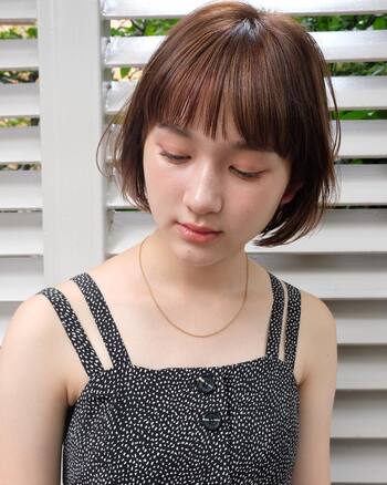 カラーアイラインをアクセントにしたい時には、チークなどの他のメイクもアイシャドウと同様に控え目がおすすめ。目元にインパクトのある色を使うことで、他はシンプルに上品にまとめたいですね。