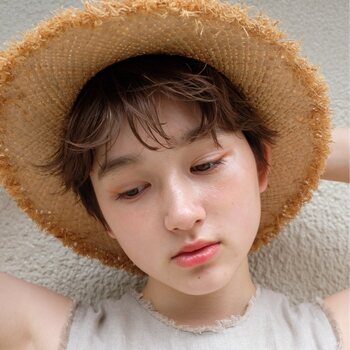 夏らしく元気な印象のオレンジ。お顔全体も明るくなるので、お休みの日のお出かけの時などにおすすめなカラーです。チークもオレンジ系にまとめて、フレッシュな目元に。