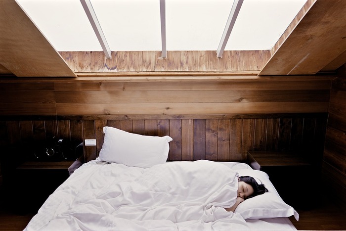 日中に強い眠気を感じることも秋バテの症状のひとつです。寒暖差にうまく対応できないと、夜間の眠りの質が落ちてしまいます。十分な睡眠と休息が取れないと、昼間、眠いと感じてしまいます。