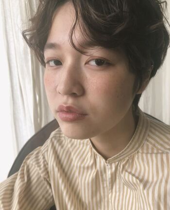 目の印象を左右するまつ毛。程よくまつ毛を上げることで、自然でアンニュイな雰囲気を作れます。目元と口元のカラーに統一感があるのも良いですね。