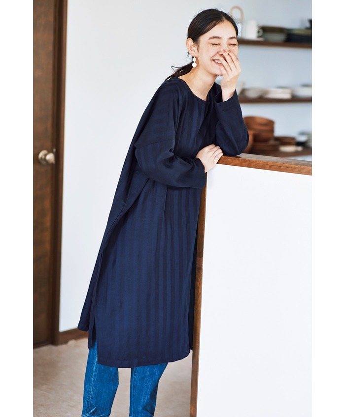 カジュアルも、リラックスも。「紺色（ネイビー）」でつくる大人コーデ