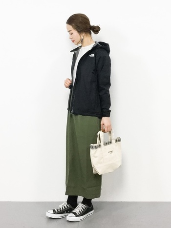 マウンテンパーカー スカート で楽しむ 大人のテイストミックスコーデ キナリノ