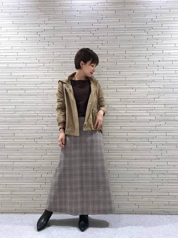 マウンテンパーカー スカート で楽しむ 大人のテイストミックスコーデ キナリノ