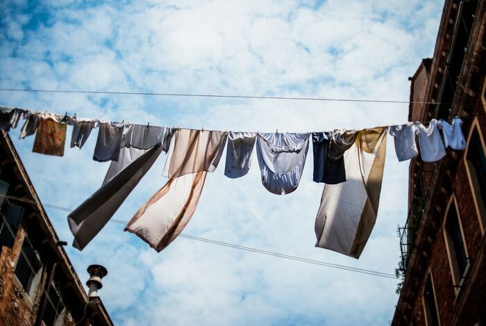 しまい洗いをして乾かす時はもちろん、洋服を収納する時も乾燥した晴れの日に行うのが大切です。湿度の高い日に作業をすると、洋服が湿気を含んでしまうので注意しましょう。事前に天気予報をチェックしておくといいですね。
